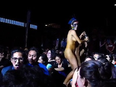 Performance chaude en public