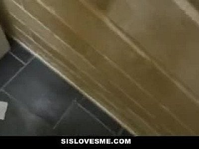 Elle aide son demi frère avec une pipe