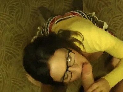 Une superbe milf à la poitrine généreuse fait une fellation à son voisin.