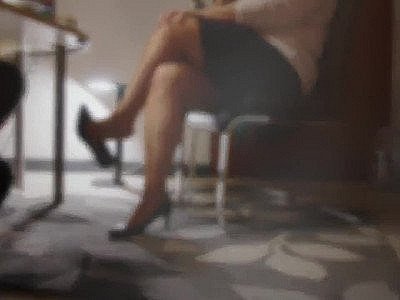 Le technicien visite le bureau de la secrétaire avec une surprise excitante.