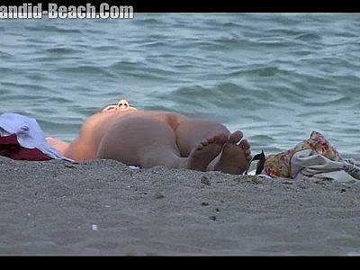 Superbes femmes aux chattes rasées s'exhibant sur une plage nudiste.