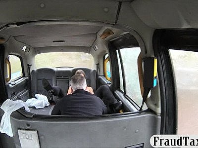 Une femme amateur sexy se fait clouer par un faux chauffeur gratuitement
