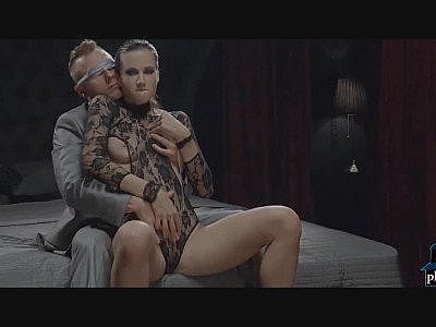 Une MILF européenne sexy aime dominer son homme à la grosse bite.