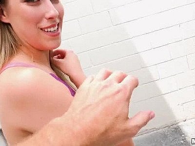 Sexe en public avec Kimber Lee, une adolescente en bonne santé et bien dotée.