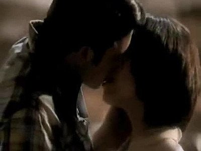 Kristin Kreuk s'offre un bain de soleil toute nue