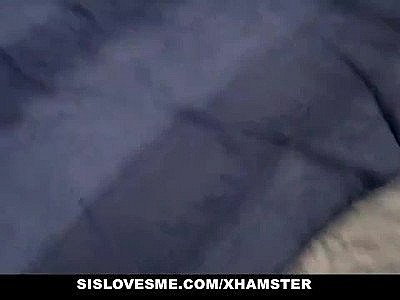 SisLovesMe - De jolies adolescentes prennent une grosse bite en plein visage.