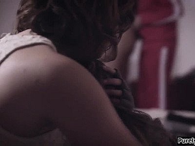 Le propriétaire de l'orphelinat montre à Anne ce qu'il veut et le regarde baiser en HD.