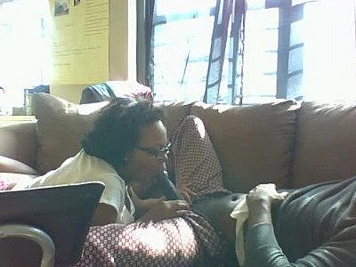 en suçant la grosse bite de mon vieux père.