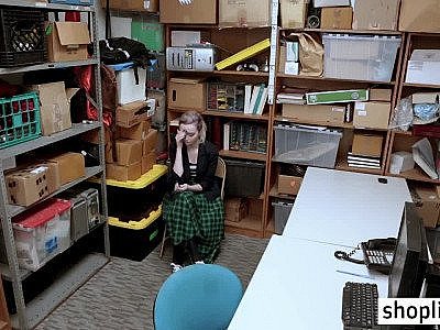 Un mauvais officier de LP a baisé une adolescente blonde chaude aux gros seins