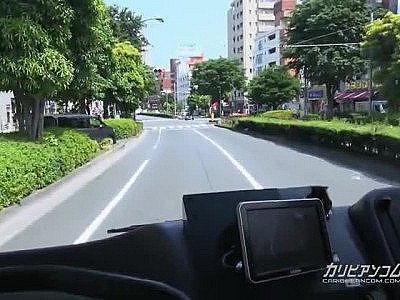 Cougar mature sucer dans un milieu de l'après-midi sur Bus