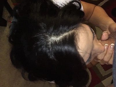 Elle suce son mec et le fini sur ses seins