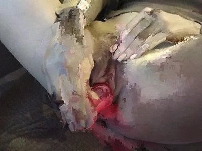 Belle-mère qui doigte une chatte serrée