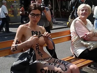 Milo Moiré marchant à l'extérieur