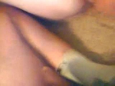 Une geekette se fait prendre sur un lit 