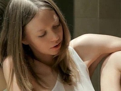 Des jeunes filles lèchent et lèchent une chatte chaude et humide avec des corps lisses.