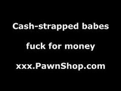 Une fille timide convaincue d'avoir des relations sexuelles contre de l'argent chez un prêteur sur gages