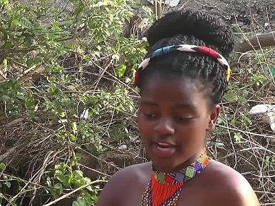 Des Africaines aux seins nus qui parlent de... Quelque chose