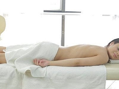 La petite brune n'est pas venue pour le massage