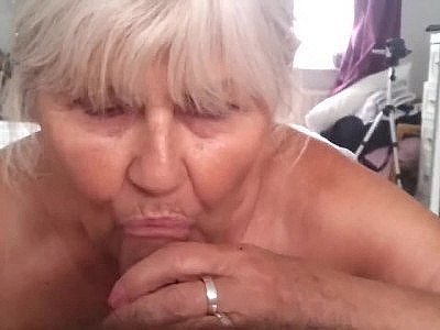 Une mamie de 65 ans suce une bite en mode pov.