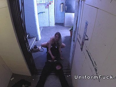 Brune aux gros seins baisée dans un ascenseur