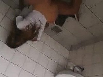 Pris en train de baiser dans des toilettes publiques