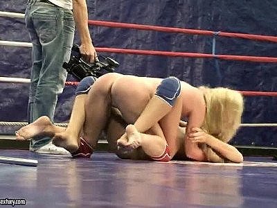 Les deux femmes en rouge sont vraiment fougueuses.