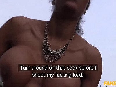 Une lesbienne aux longues jambes baisant dans la rue