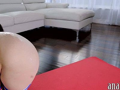 Une jeune fille amateur sexy s'essaie au sexe anal tout en étant filmée