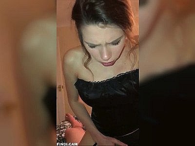 Adolescente brune excitée qui se masturbe la chatte avec un vibromasseur.