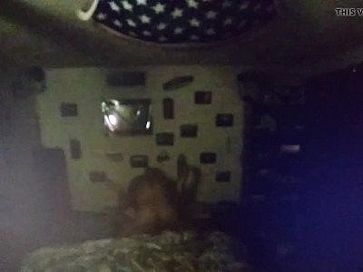 Une fille espionne ses voisins, avant d'avoir son propre tour.