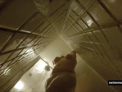 Ma belle-mère qui se savonne et se doigte sous la douche.