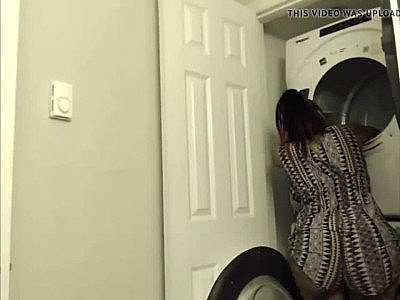 Un chic épais qui se montre à la caméra