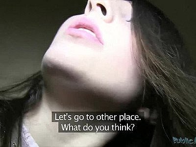 Une brune espagnole sexy baisée dans une chambre d'hôtel