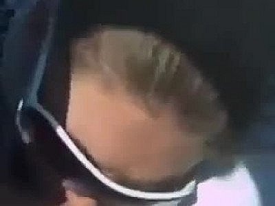 Elle le suce dans la voiture