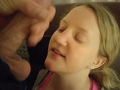 Une jolie fille de 18 ans qui suce pour avoir du sperme...