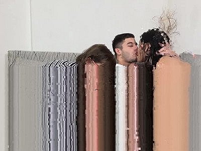 Un jeune couple baise une mère mûre naturelle à forte poitrine