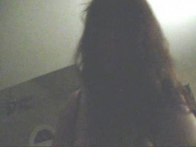 Une brune plantureuse qui suce une méchante bite dans sa gorge.