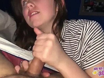 Jolie fille en train de faire une fellation HD