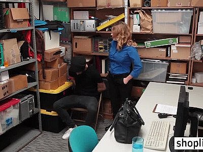 Une MILF blonde coquine se fait peloter par un pervers avec une grosse bite.