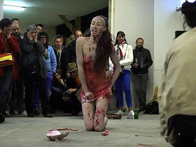 Elle fait des trucs bizarre devant une foule