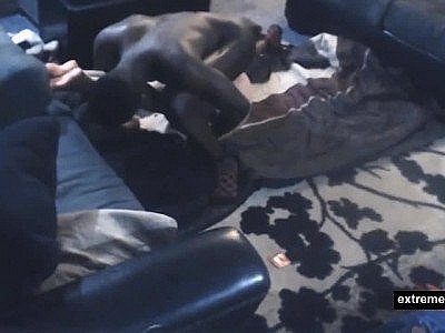 ma mère devient noire et un bel homme ébène vient la baiser de haut en bas.