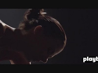 Une petite fille aux gros seins qui s'amuse à se faire doigter avant de se faire doigter.