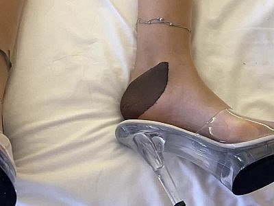 Cum sur des mules à talons hauts transparents et des pieds en nylon