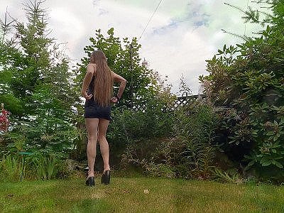 Longpussy, 60 secondes de jambes et de cul.