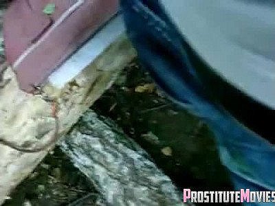 Une jeune femme aimant les pipes prend une grosse bite dans sa bouche.