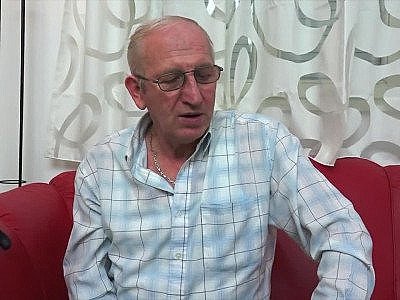 Pas La petite-fille met la pression sur le grand-père