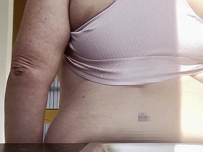 Wife takes break from cleaning for kitchen shag