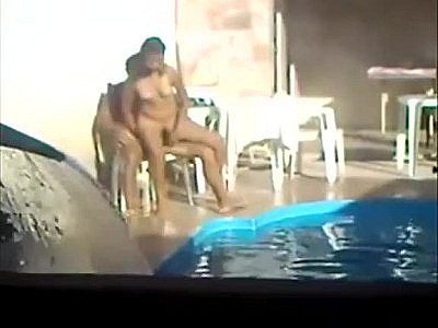 Novinha flagrada fodendo na piscina